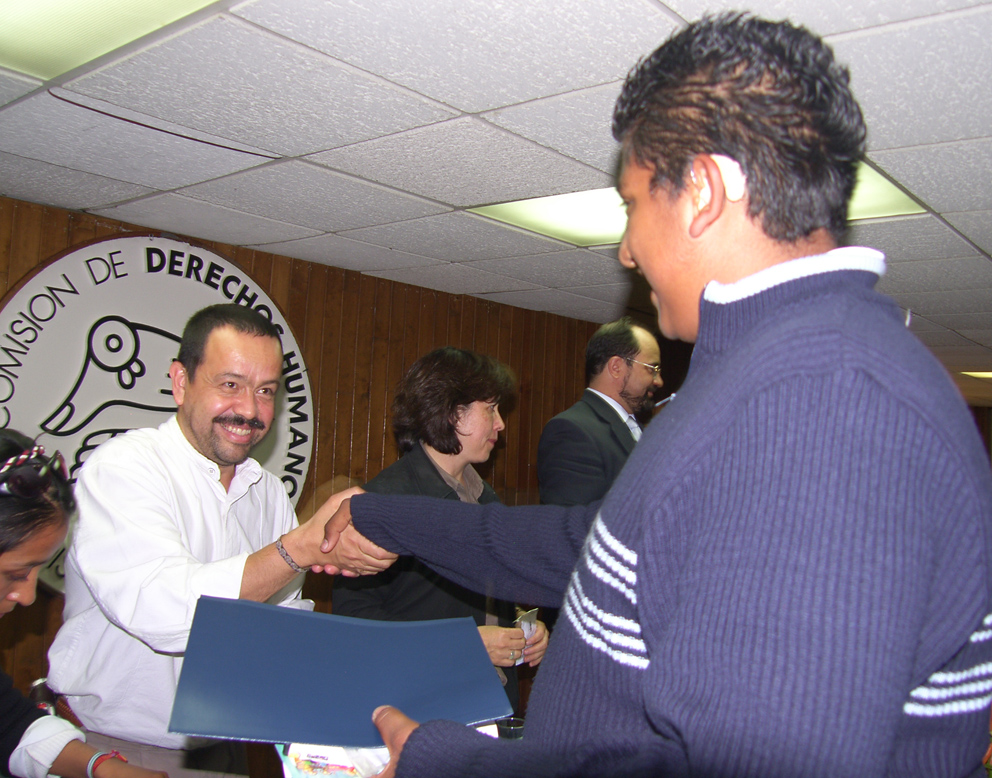 Imagen de Agustín Girón entregando diploma