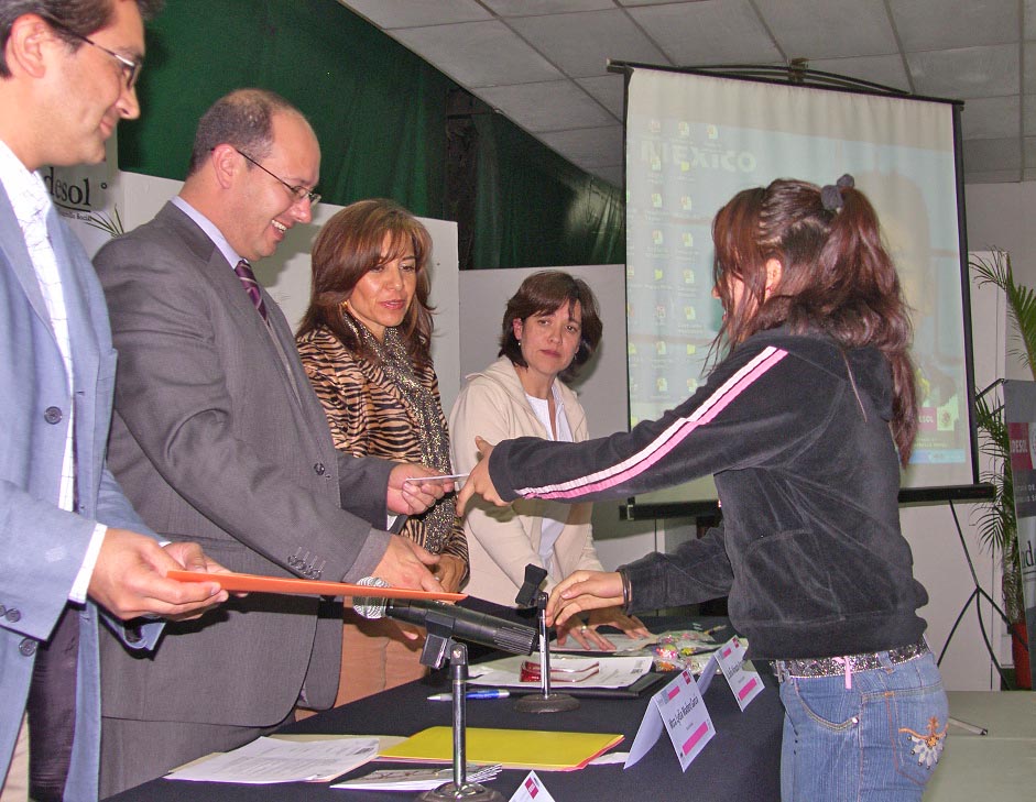 Imagen de entrega de diploma