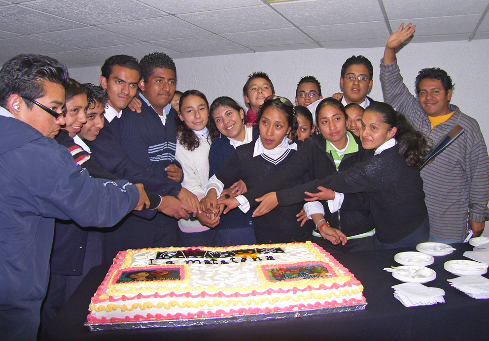 Imagen de Jóvenes realizadores con el pastel