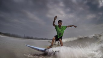 Imagen de Niños en la Ruta de la Seda-Acrobata de Bangladesh: 