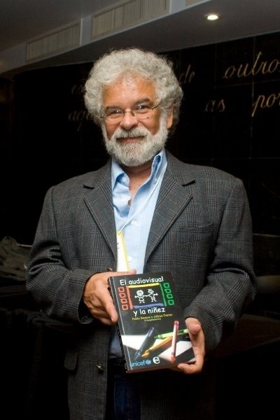 Fotografía de Pablo Ramos presentando su libro